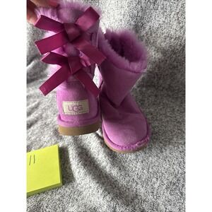 Used Size 11 Girls   bailey bow mini uggs